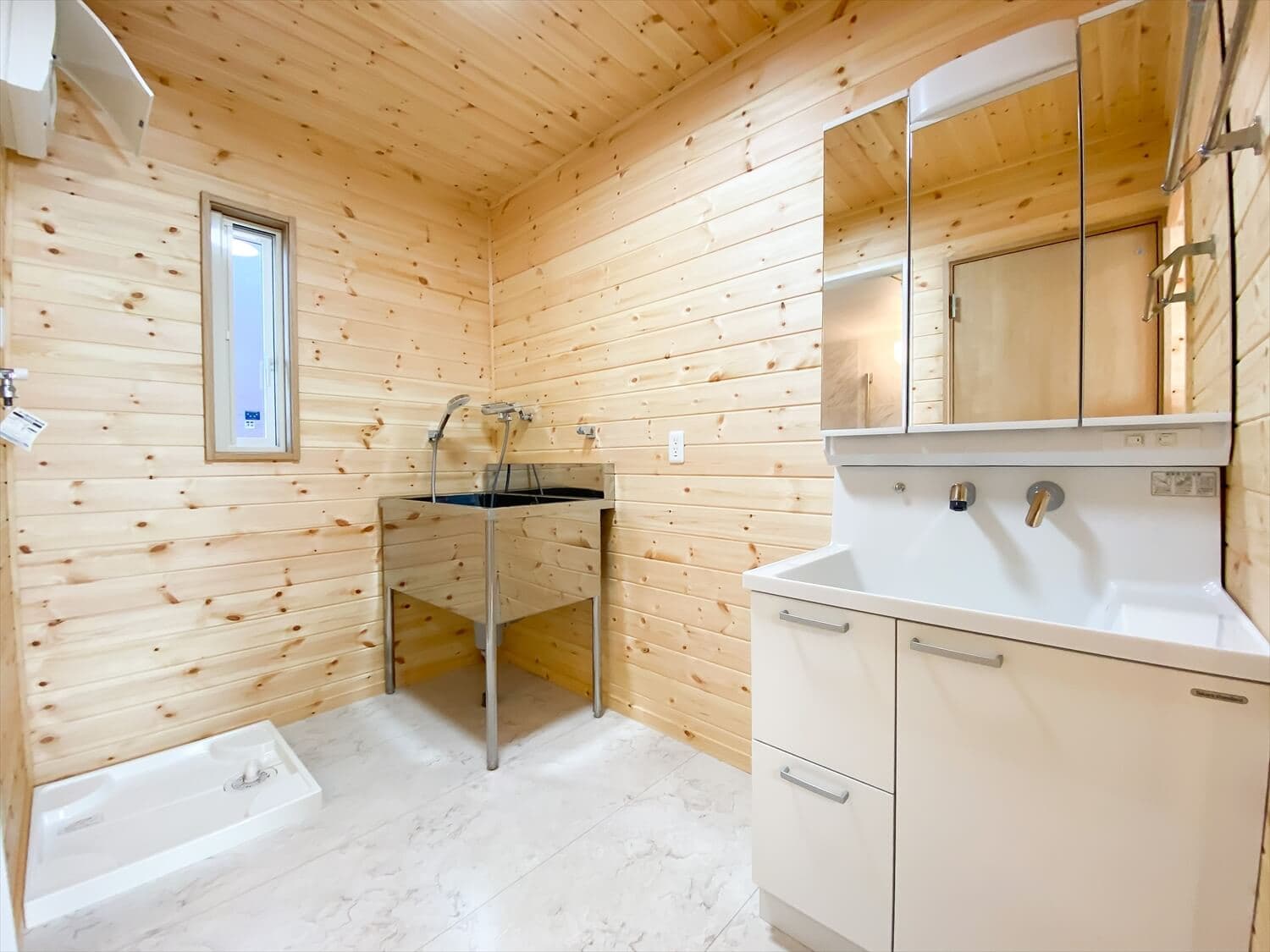 薪ストーブと暮らすログハウス風二階建ての洗面脱衣室｜利根町の注文住宅,ログハウスのような木の家を低価格で建てるならエイ・ワン