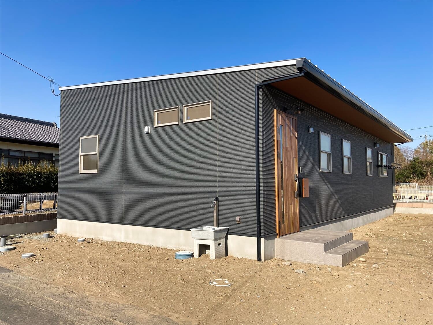 家族のプライバシーを大切にした平屋の外観｜前橋市の注文住宅,ログハウスのような木の家を低価格で建てるならエイ・ワン