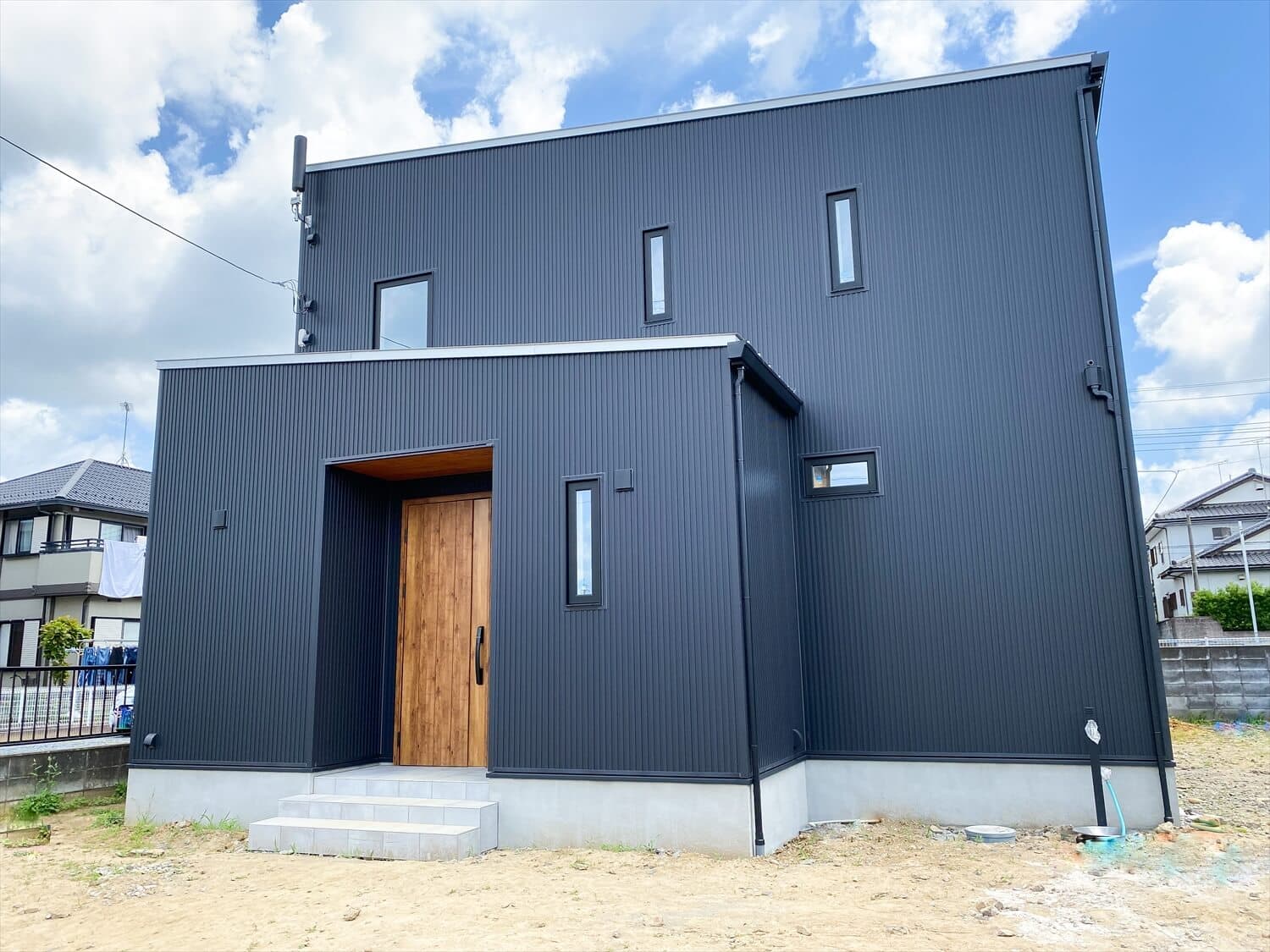 性能とデザインを追い求めたZEH仕様のクールな二階建ての外観｜石岡市の注文住宅,ログハウスのような木の家を低価格で建てるならエイ・ワン