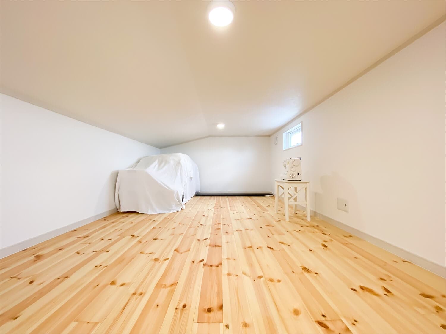 ヒバ無垢材の香り満ちるZEH仕様の二階建てのロフト｜水戸市の注文住宅,ログハウスのような木の家を低価格で建てるならエイ・ワン