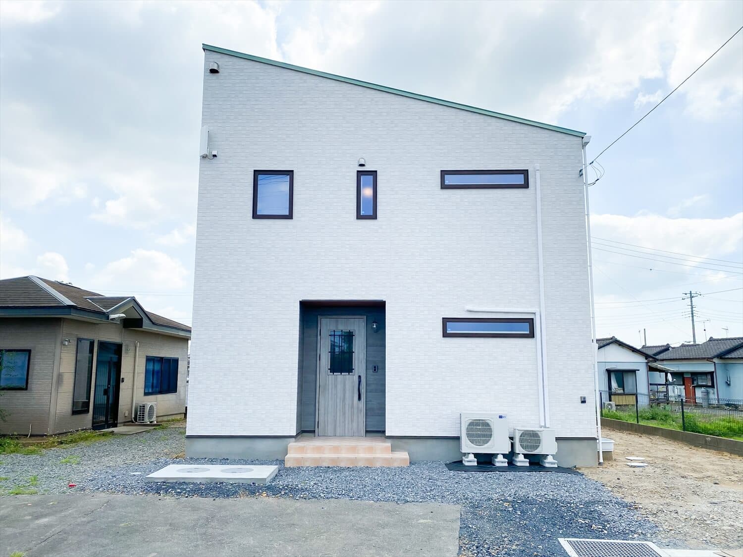 ヒバ無垢材の香り満ちるZEH仕様の二階建ての外観｜水戸市の注文住宅,ログハウスのような木の家を低価格で建てるならエイ・ワン