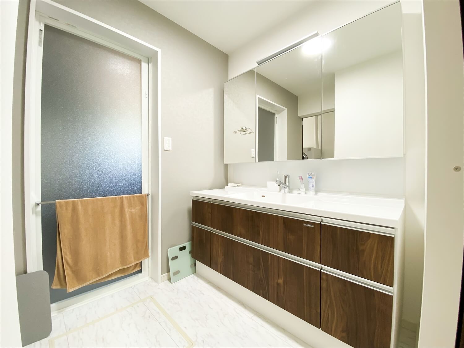 34帖LDKを実現した長期優良住宅の平屋の洗面脱衣室｜鹿嶋市の注文住宅,ログハウスのような木の家を低価格で建てるならエイ・ワン