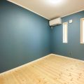 アクセントウォール・クロス映えるカリフォルニア風デザインの平屋の子供部屋｜鉾田市の注文住宅,ログハウスのような木の家を低価格で建てるならエイ・ワン