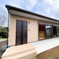広々土間玄関を備えたログハウス風の平屋の外観｜美浦村の注文住宅,ログハウスのような木の家を低価格で建てるならエイ・ワン