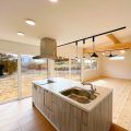 空間を縦にも有効活用。スキップフロア・小屋裏収納のある平屋の大きな窓｜行方市の注文住宅,ログハウスのような木の家を低価格で建てるならエイ・ワン