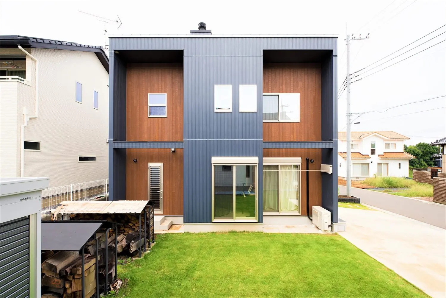 黒いガルバリウム鋼板とサイディングで仕上げた外壁の注文住宅