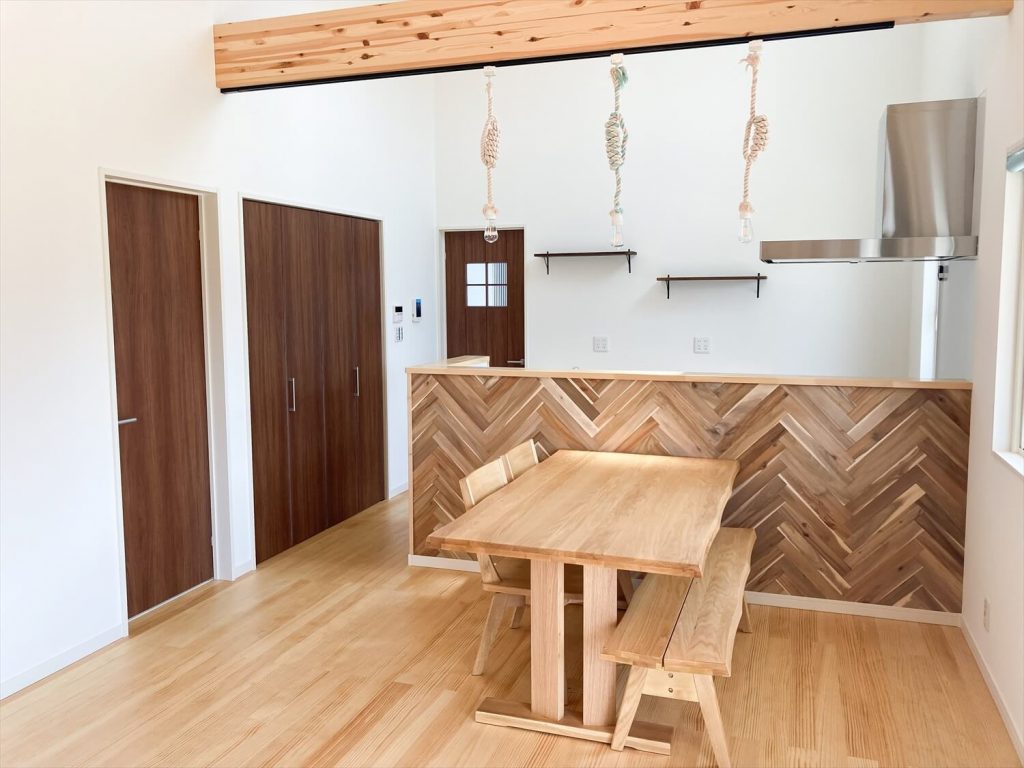 LDK｜袖ヶ浦市の海沿いで目を引くサーファーズハウスの平屋