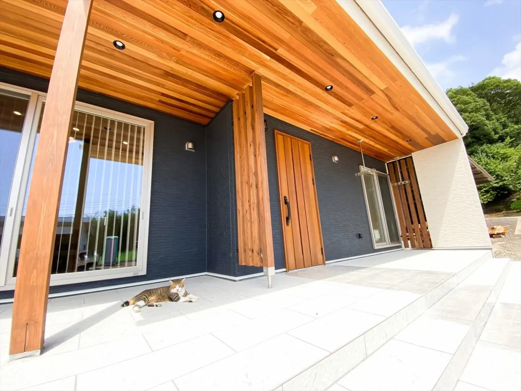 モダンな青・白の外壁と温かみのある天然木が素敵な住まい