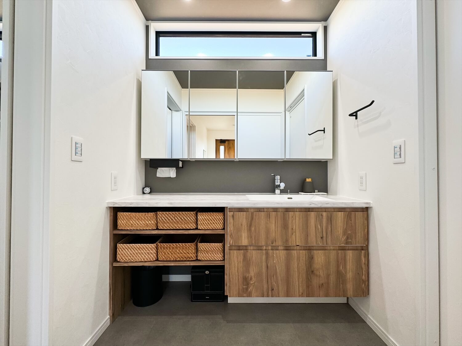 洗面台｜笠間市のガルバ×無垢フローリング！モダンデザインの二階建て