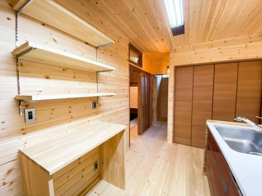 造作棚のある住宅の事例｜ 細部にこだわりを詰め込んだ無垢材の平屋