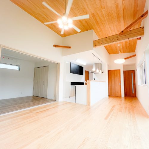 太陽光ソーラーと蓄電池を備えた無垢材の平屋｜笠間市の平屋
