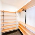 シューズクローク｜カフェウッドウォールの大空間リビング/回遊動線の3LDK平屋