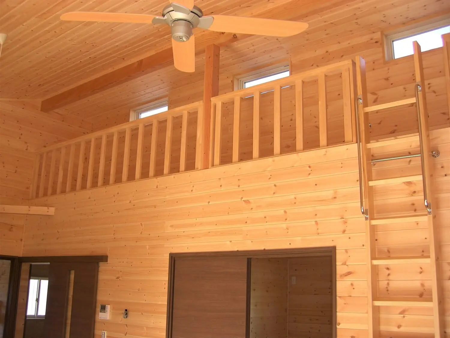 ログハウス風住宅, 平屋 水戸市の平屋｜ウッドデッキとロフトのある家